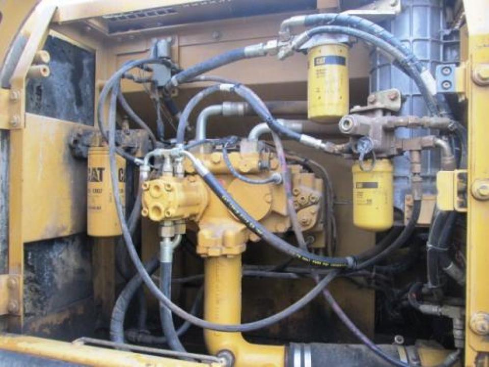 Used 2005 CATERPILLAR 325CL For Sale in Caledonia, NY 14423 Grape 4.9